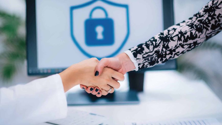 Deux personnes ce tiennent la main